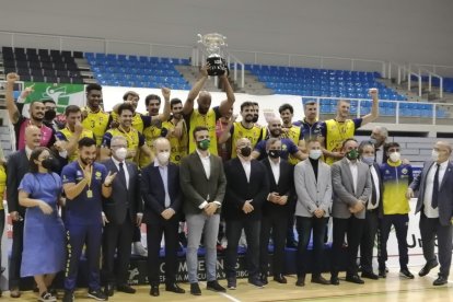 Foto de familia de la final.
