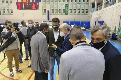 El alcalde de Almería con el presidente de la Federación Española de Voleibol.