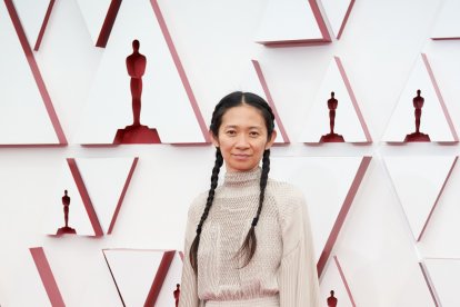 La directora Chloe Zhao, mejor directora por Nomadland.