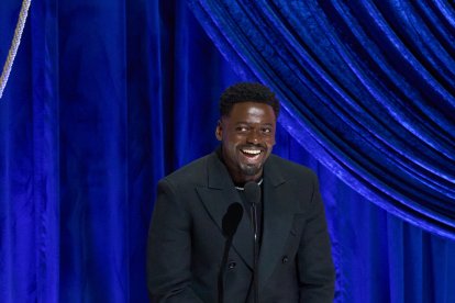 Daniel Kaluuya tras ganar el Óscar por Judas y el mesías negro.