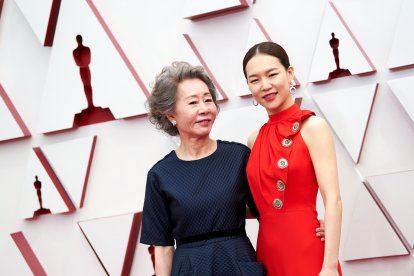 Las actrices de Minari Youn Yuh-jung y Han Ye-ri. a su llegada a la gala.