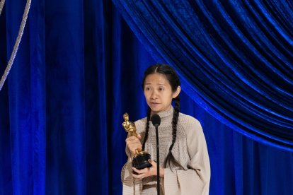 La directora Chloe Zhao, mejor directora por Nomadland.