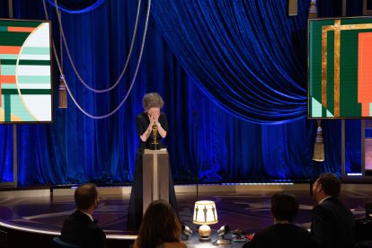 Emocionada Yuh-Jung Youn tras ganar por Minari.