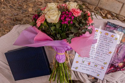 Un ramo de flores, la placa y las muestras de agradecimiento para esta mujer admirable.