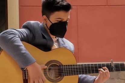 Participó el joven guitarrista flamenco Francisco Fernández El Pelaíllo.