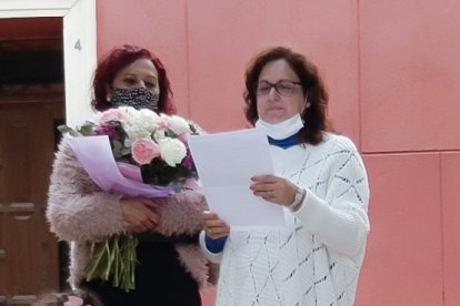 Con flores Ana Belmonte y de blanco Encarna Belmonte, su hermana.