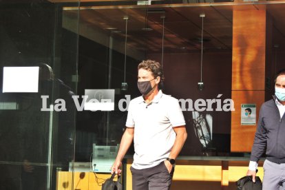 Poco antes de las diez de la mañana salía Rubi del Hotel.