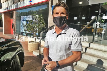 Atento con LA VOZ y SER en la puerta del Hotel Husa.