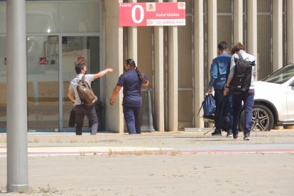 Rubi y sus ayudantes camino del vestuario a las 15:30 horas.