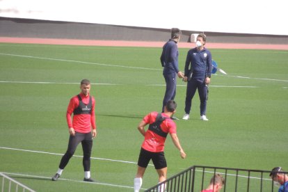 Los jugadores calientan mientras Rubi se pone al día.