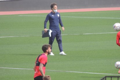 Concentrado y libreta en mano para tenerlo todo a punto.