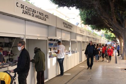 Stands de la Feria de Libro ubicados al final del Paseo de Almería.