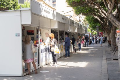 Expositores de la Feria del Libro en el Paseo de Almería.