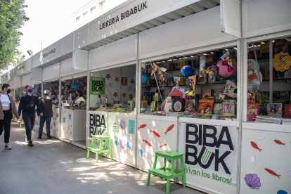 Títulos infantiles en la caseta de la Librería Bibabuk.