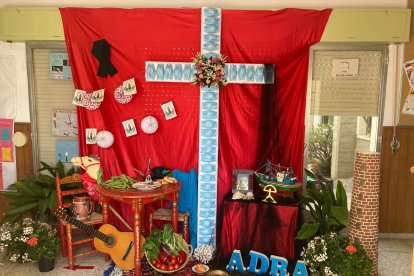 La cruz del AMPA ‘El Poli’ del CEIP San Fernando se ha llevado el segundo premio.