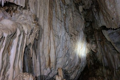 Interior de la cueva del Saliente.