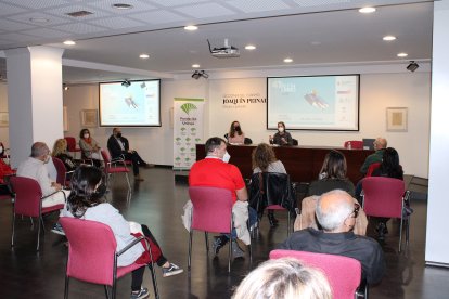 El salón cultural de Unicaja acogió el acto literario.