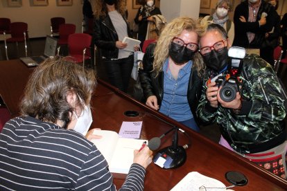 Marta Sanz firmando libros.