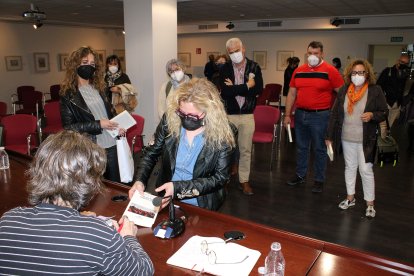 La escritora madrileña firmando libros.