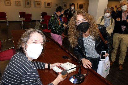 Muchos lectores solicitaron la firma del libro.