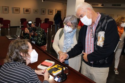 En pareja para la firma de libros de Marta Sanz.