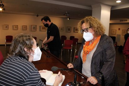 Carmela Rull recibió la firma del libro de Marta Sanz.