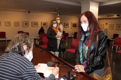 Tras participar en el acto llegó el momento de la firma de su libro.