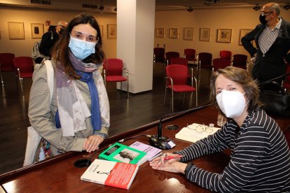 Lectora y escritora tras firmar el libro.