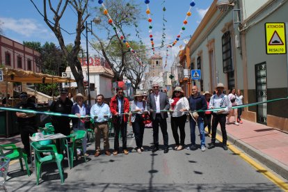 El alcalde y autoridades inaugurando la Feria del Mediodía del año 2018.
