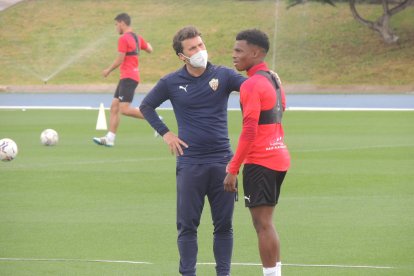 Rubi habla con Ramazani.