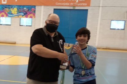 Mateo entrega una de las Copas.