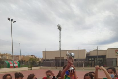 El Pavía levanta la Copa de campeón.