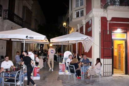 Terrazas de los establecimientos hosteleros de calle Padre Luque llenas de almerienses.