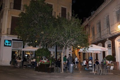 Terraza del bar La Plazuela repleta de almerienses.