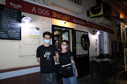 Shakir, de la brasería A Dos Ascuas, junto a su compañera de hostelería.