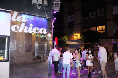 Jóvenes almerienses en La Chica de Ayer.