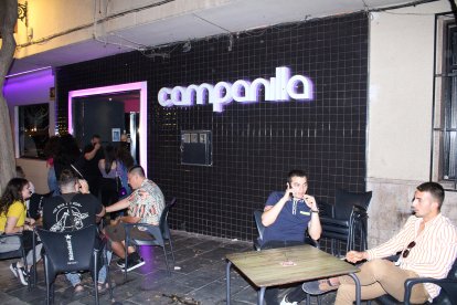 Disfrutando de la terraza del pub Campanilla.