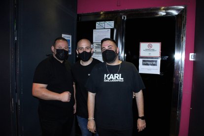 Personal y seguridad del pub Campanilla.