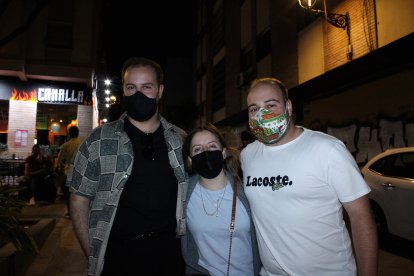 Hermanos de Málaga y prima de Barcelona.