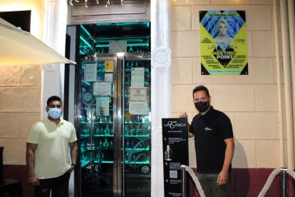 Javier Limones, responsable de La Clásica, en la puerta de su establecimiento.