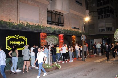 Colas de almerienses y visitantes esperando su turno para entrar en el pub Premium Black.