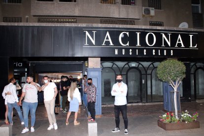 Javi Díaz, responsable de National Music Club, en la puerta de su establecimiento hostelero.