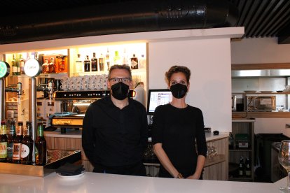 Pedro, gerente de La Descarada junto a la profesional de hostelería, Virginia.