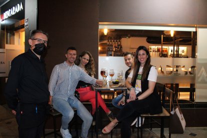 José Miguel López Negrillo, Lidia, Paco y María del Mar junto al gerente de La Descarada.