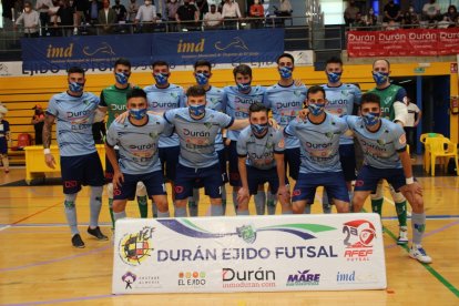 Los jugadores celestes posan al inicio.