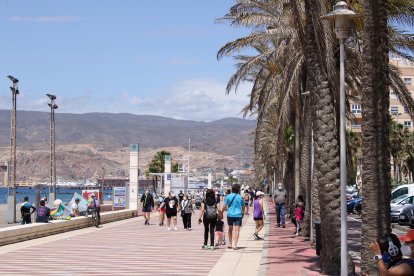 El Paseo Marítimo se llenó de almerienses.