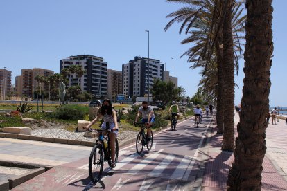 Haciendo ciclismo en el Paseo Marítimo.