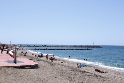 Los almerienses disfrutando de un día de playa.