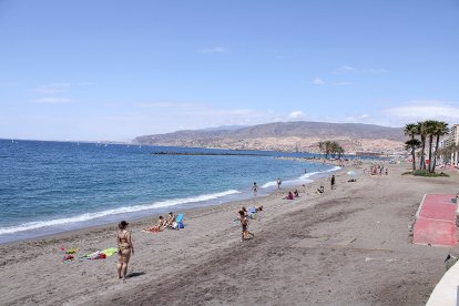 Los almerienses disfrutando de un día en las playas de Almería.