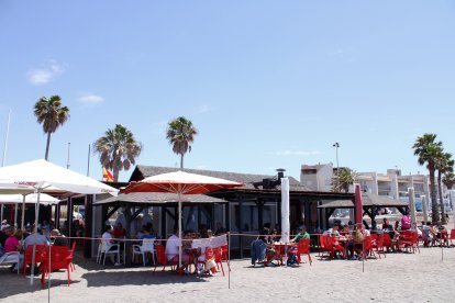 Terraza llena del merendero El Tío Pepe.